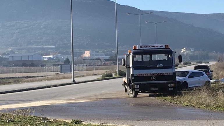 Έπεσε με το αυτοκίνητό του σε κολόνα έξω από τα Φάρσαλα