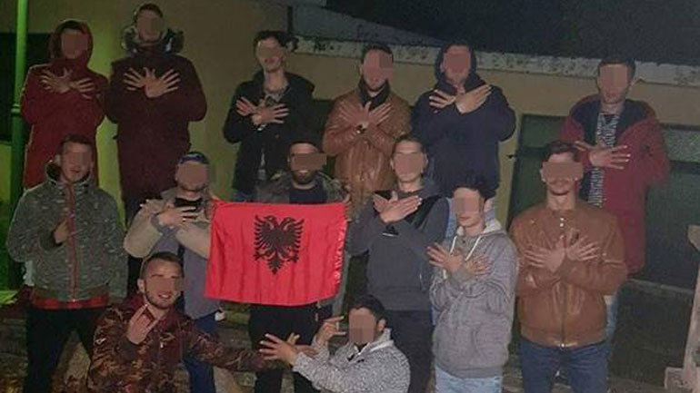 Αντιδράσεις για τις φωτογραφίες νεαρών Αλβανών σε σχολείο στον Τύρναβο Αντιδράσεις για τις φωτογραφίες νεαρών Αλβανών σε σχολείο στον Τύρναβο