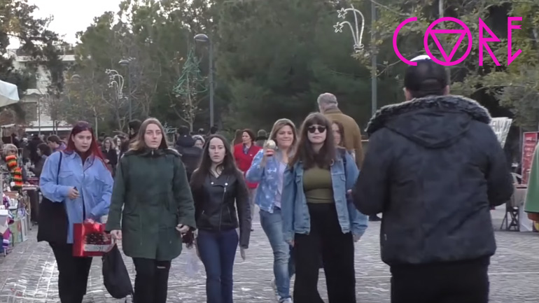 Astathios: Κορίτσια τι ωραίες μπάλες είναι αυτές;