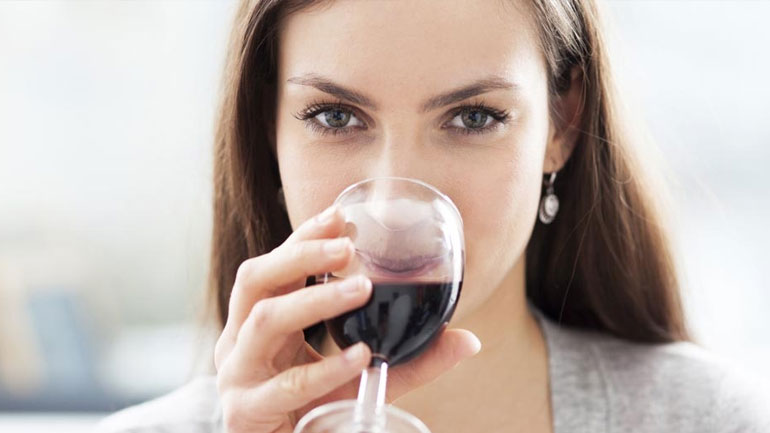 Τι συναισθήματα προκαλεί η κατανάλωση ποτού