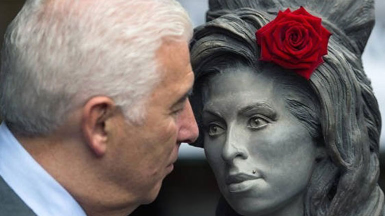 Σοκάρει ο πατέρας της Amy Winehouse: «Το φάντασμα της κόρης μου έρχεται και κάθεται στο κρεβάτι μου»