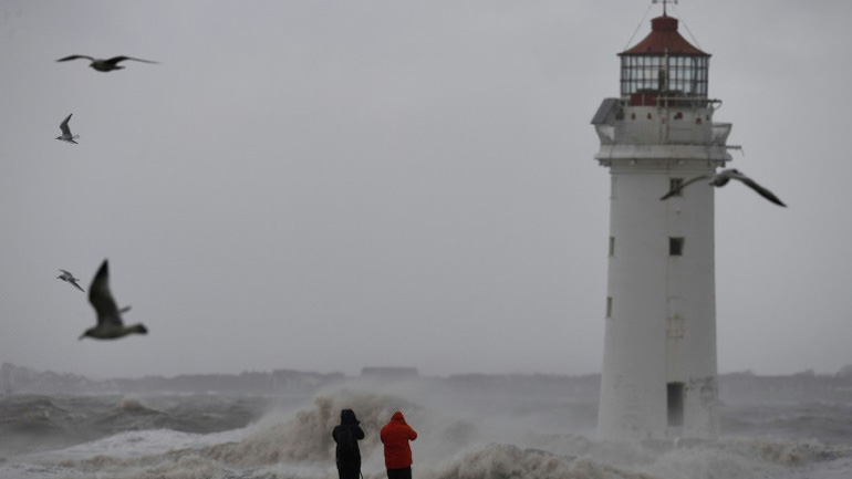 Ισπανία: Ένα ζευγάρι σκοτώθηκε όταν παρασύρθηκε από ένα τεράστιο κύμα στη Χώρα των Βάσκων