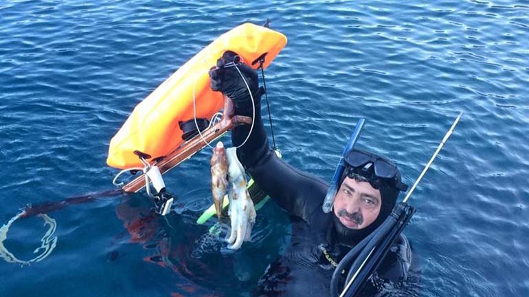 O Πολάκης «υποδέχθηκε» τη νέα χρονιά με ψαροντούφεκο στη… Μακρόνησο