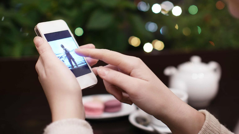 COSMOTE: Αύξηση 150% στην κίνηση data μέσω 4G, 4G+ φέτος τα Χριστούγεννα