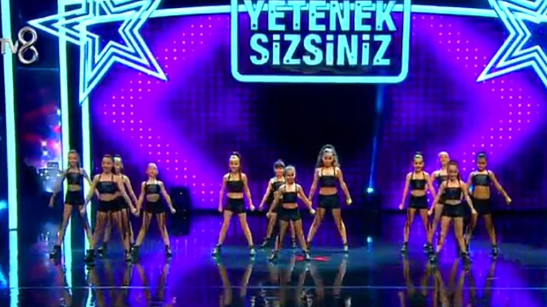 Τουρκία: Πρόστιμο σε τηλεοπτικό κανάλι για κορίτσια με σορτς σε εκπομπή ταλέντων