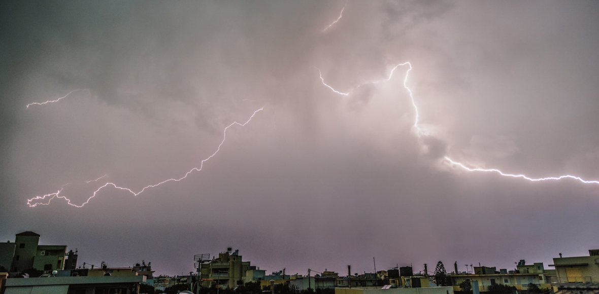 Οι κεραυνοί στήνουν… χορό στον Κρητικό ουρανό