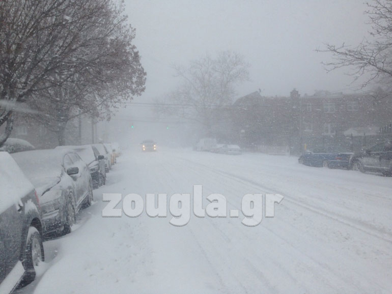Κλεισμένοι στα σπίτια τους οι περισσότεροι νεοϋρκέζοι, ενώ τα ακραία φαινόμενα μαίνονται