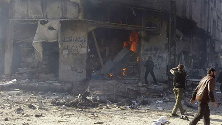 Σφοδρές μάχες και αεροπορικοί βομβαρδισμοί στη Δαμασκό με δεκάδες νεκρούς