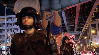 «Όχι στη βία» λένε στους διαδηλωτές μέλης της αντιπολίτευσης και ακτιβιστές 