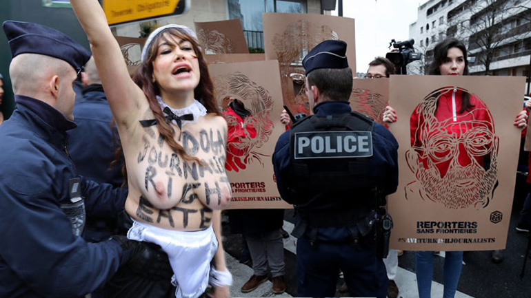 Υποδοχή στο Παρίσι με έντονες αποδοκιμασίες για τον Ερντογάν, από τις Femen και δημοσιογράφους