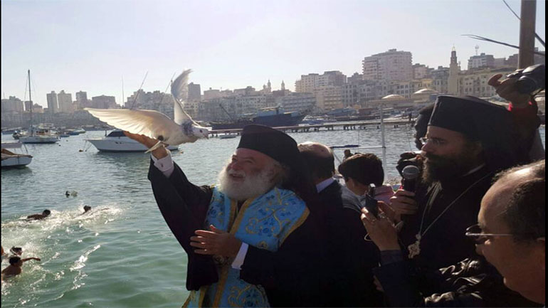 Αγιάστηκαν τα ύδατα της Αλεξάνδρειας, με τη ρίψη του Τιμίου Σταυρού από τον Πατριάρχη Θεόδωρο Αγιάστηκαν τα ύδατα της Αλεξάνδρειας, με τη ρίψη του Τιμίου Σταυρού από τον Πατριάρχη Θεόδωρο