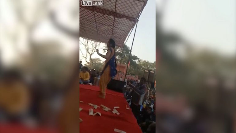 Πακιστάν: Άγριος ξυλοδαρμός άντρα επειδή παρενόχλησε σεξουαλικά γυναίκα σε γαμήλιο γλέντι