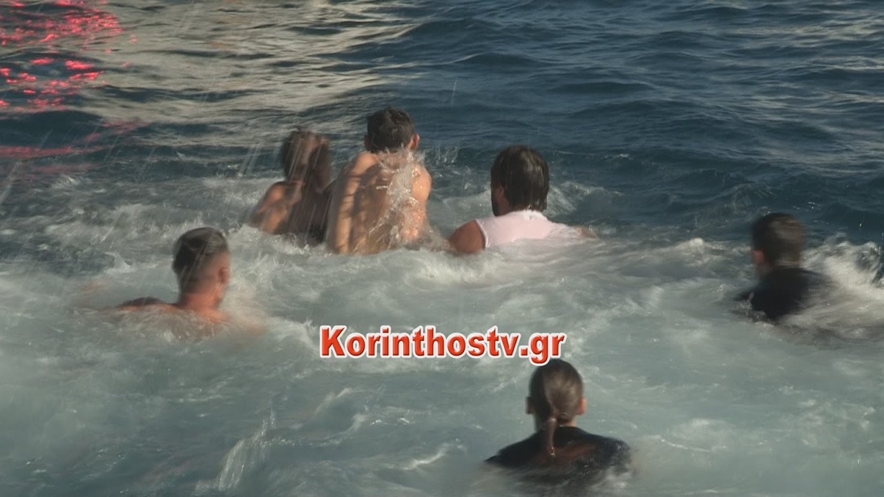 Η επίμαχη στιγμή κατά την οποία 'κλέβουν' τον Σταυρό από τον νεαρό που τον έπιασε πρώτος