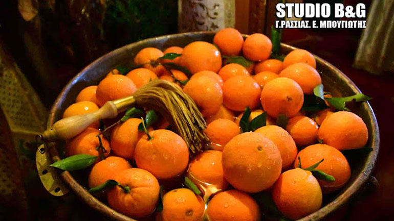 Αναβίωσε και φέτος το έθιμο με τα πορτοκάλια στον Αγιασμό των υδάτων στο Άργος