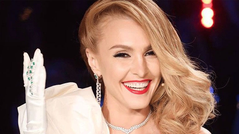 Η μεταμόρφωση της Τάμτα για τo θρυλικό μιούζικαλ «Καμπαρέ»