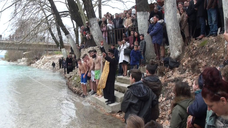 Θεοφάνια στα παγωμένα μυθικά ύδατα του Αχέροντα Θεοφάνια στα παγωμένα μυθικά ύδατα του Αχέροντα