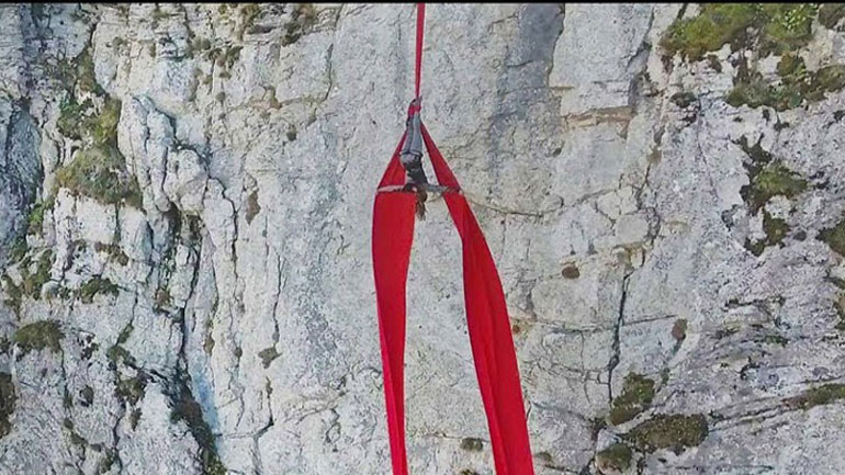 Η aerial performer Κατερίνα Σολδάτου ξεπερνά τον εαυτό της “πετώντας” στο φαράγγι του Βίκου