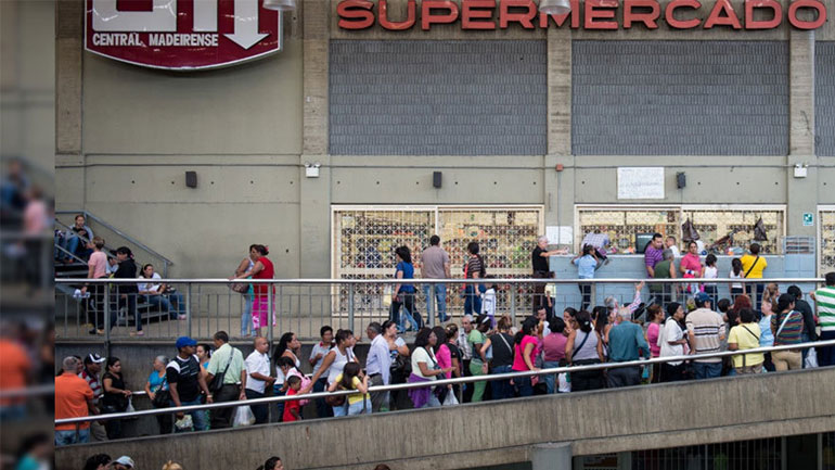 Εικόνες χάους έξω από super market στη Βενεζουέλα – Ο Μαδούρο διέταξε να μειωθούν οι τιμές των προϊόντων