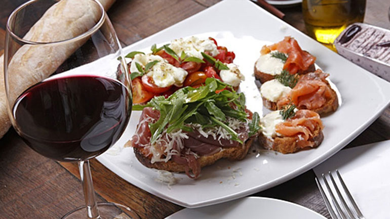 «Σύμμαχος» των διαβητικών το κρασί με το βραδινό φαγητό