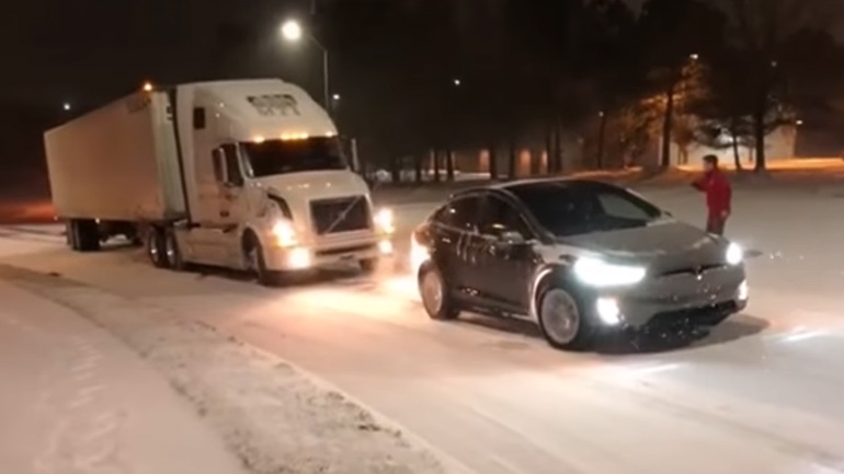 Tesla ρυμουλκεί φορτηγό στα χιόνια