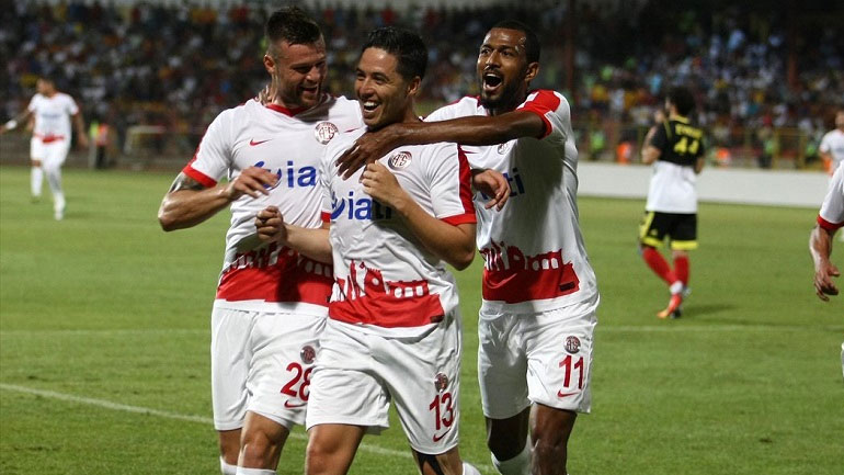 Διαψεύδει για τον Νασρί ο Ολυμπιακός