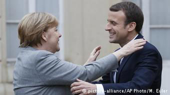 Η Άγκελα Μέρκελ και ο Εμμανουέλ Μακρόν στη Γαλλία