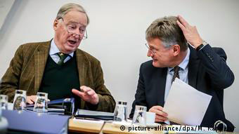 Οι συμπρόεδροι του ομοσπονδιακού διοικητικού συμβουλίου της AfD, Γιοργκ Μόιτεν και Αλεξάντερ Γκάουλαντ