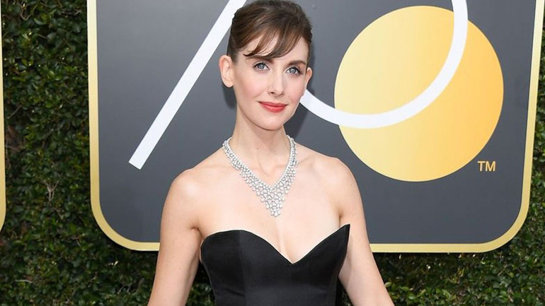 Η Alison Brie με δημιουργία του Βασίλη Ζούλια στην 75η τελετή απονομής των Χρυσών Σφαιρών