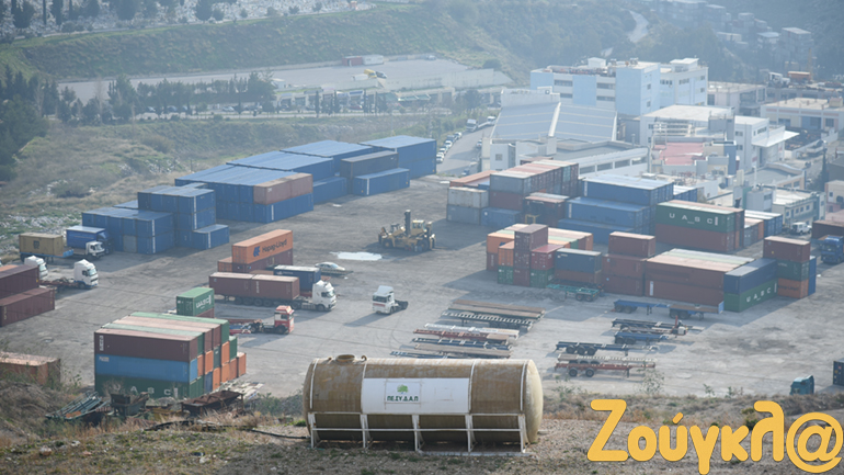 Το βιομηχανικό πάρκο Σχιστού, ακριβώς κάτω από τον λόφο