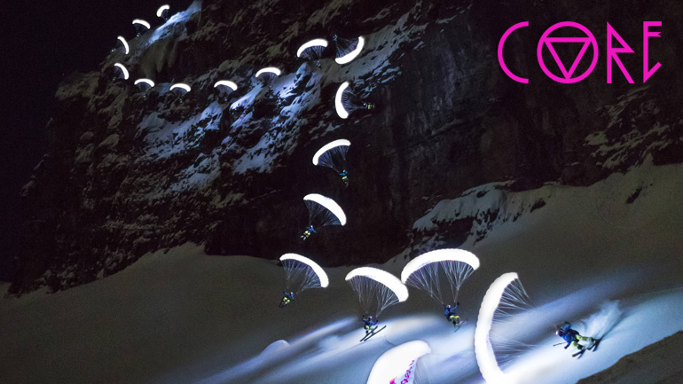 Moonline: Ο Valentin Delluc κάνει νυχτερινό speedriding σε ένα τεράστιο παγετώνα