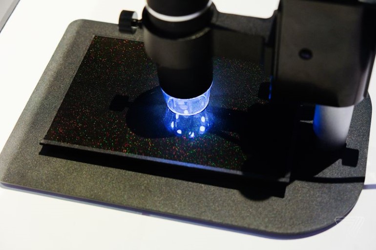 Τα μικροσκοπικά MicroLEDs παράγουν το δικό τους φως, όπως και στην OLED τεχνολογία