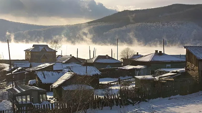 Κίνα: Ένα τεράστιο τείχος από πάγο σχηματίσθηκε στη λίμνη Σινγκάι