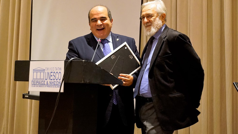 Ο όμιλος για την Unesco Πειραιώς και Νήσων βράβευσε τον σκηνοθέτη Γιάννη Σμαραγδή