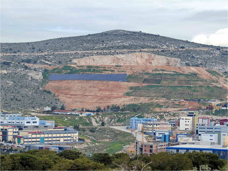 Ο λόφος του Βιομηχανικού Πάρκου Σχιστού, ο πρώην ΧΑΔΑ, που έχει αποκατασταθεί κατά τα 2/3, εκτός από το ψηλότερο κομμάτι.