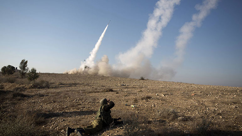 Ο ισραηλινός στρατός πραγματοποίησε αεροπορικά πλήγματα και έριξε πυραύλους στη Συρία