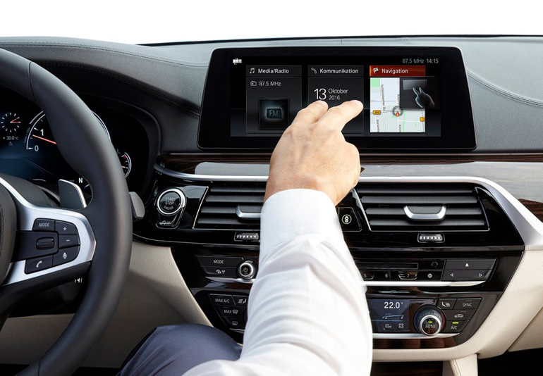 Το ηχοσύστημα δέχεται και... χειρονομίες, είτε γιατί θέλεις να αυξομειώσεις την ένταση του ραδιοφώνου είτε γιατί θέλεις να αλλάξεις σταθμό!  