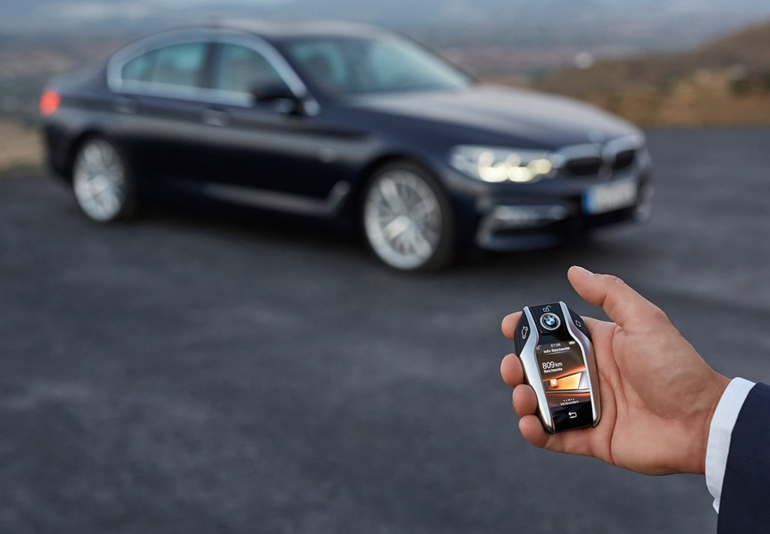 Με αυτό το κλειδί - κόσμημα μπορείς να εκκινήσεις τον κινητήρα και να μετακινήσεις το αυτοκίνητο μπρος - πίσω