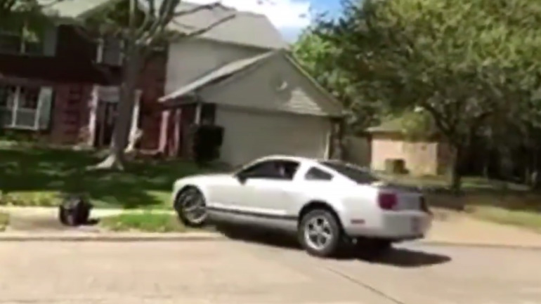 Θέλησε να ντριφτάρει αλλά κατέληξε στη μάντρα του σπιτιού Θέλησε να ντριφτάρει αλλά κατέληξε στη μάντρα του σπιτιού