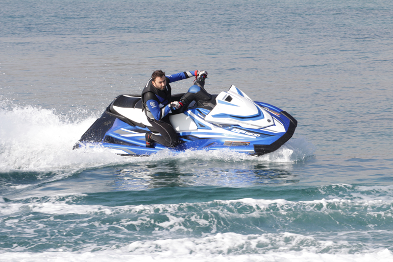 Το Yamaha GP1800 έχει μήκος σχεδόν 3,5 μέτρα και μπορεί όχι μόνο να κινηθεί πάρα πολύ γρήγορα αλλά και να ταξιδέψει άνετα...