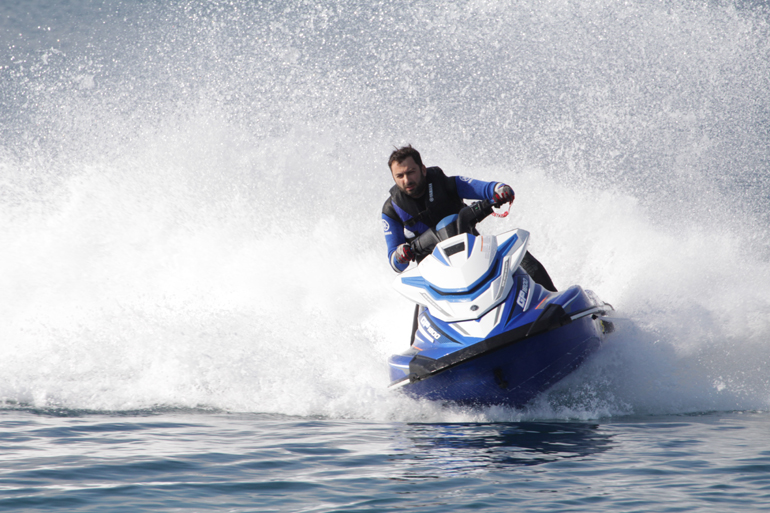 To Yamaha GP1800 αγγίζει τα 70 μίλια την ώρα και μάλιστα πολύ γρήγορα. 'Χέρια' να έχεις να το οδηγείς και να μπορείς να στρίψεις με... πολλά! Είπαμε, αγωνιστικό Jet Ski είναι...