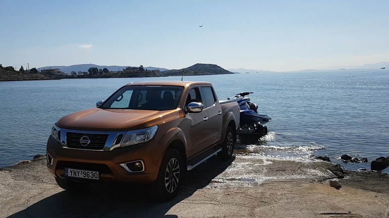 Το Nissan Navara είναι το κατάλληλο όχημα για να ρίξεις στην θάλασσα άνετα και με ασφάλεια το σκάφος...