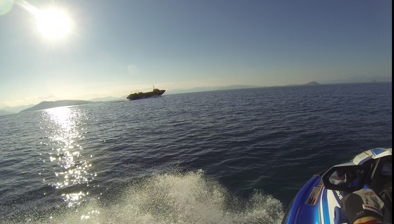 Η συγκεκριμένη εικόνα με τον ήλιο να δύει και δίπλα σου να βρίσκεται ένα flying dolphin είναι μοναδική όταν την ζεις...