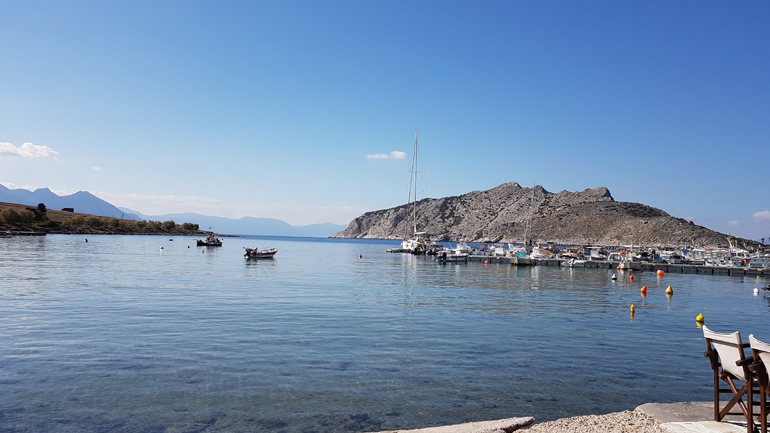 Καθημερινή στην Πέρδικα Αίγινας. Σε αυτό το σημείο ήπιαμε τον καφέ μας έχοντας αυτή τη θέα...