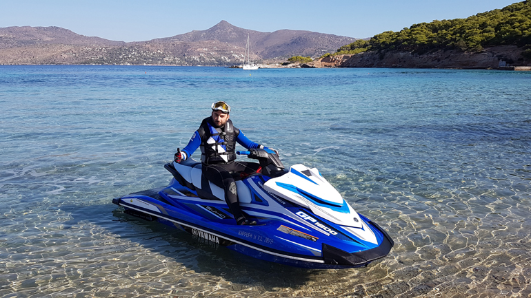 Στο νησί Μονή (1 ναυτικό μίλι από την Πέρδικα) το χρώμα της θάλασσας είναι απίστευτο... 