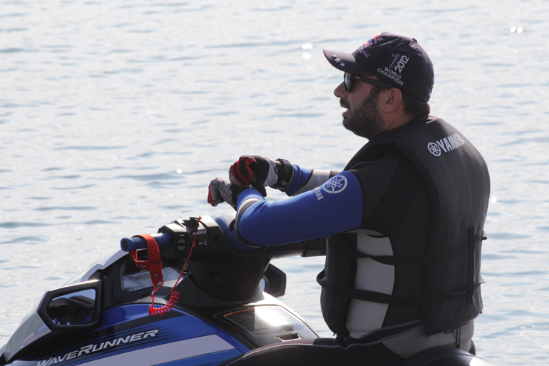 Για τον χειμώνα, στολή, γάντια και παπούτσια είναι σημαντικά αξεσουάρ που πρέπει να φοράς για να ευχαριστηθείς τη βόλτα...