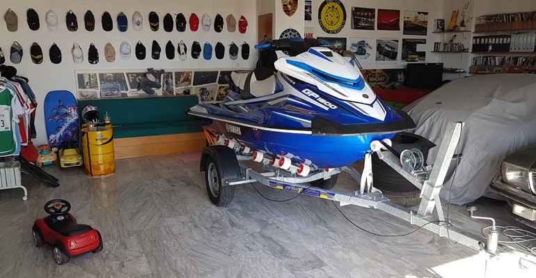 Όλα ξεκινούν από το... γκαράζ. Ετοιμάζεις το GP1800, το φορτώνεις με όλα τα σωστικά, φοράς τα απαραίτητα γι' αυτή την εποχή και ξεκινάς...