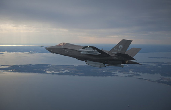 Το F-35 με εμφανείς εξωτερικούς εξοπλιστικούς πυλώνες