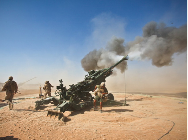 Αμερικανοί πεζοναύτες βάλλουν με πυροβόλο τύπου Excalibur