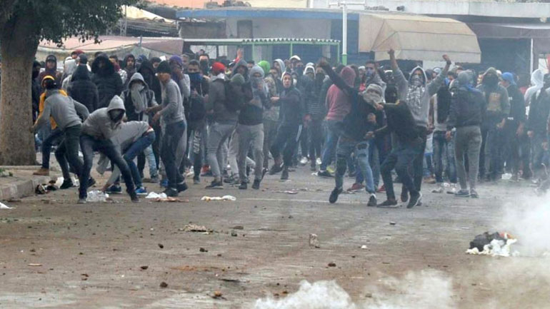 Τυνησία: Νέες ταραχές, για τρίτη συνεχόμενη νύχτα, σε πολλές πόλεις