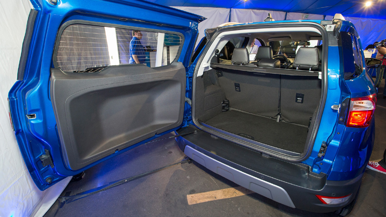 Το ράφι στο πορτμπαγκάζ του Ford EcoSport σηκώνει μέχρι 300 κιλά